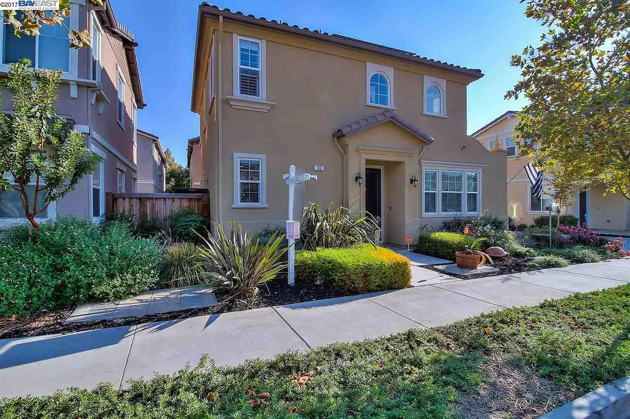 330 Macarthur Way photo 1
