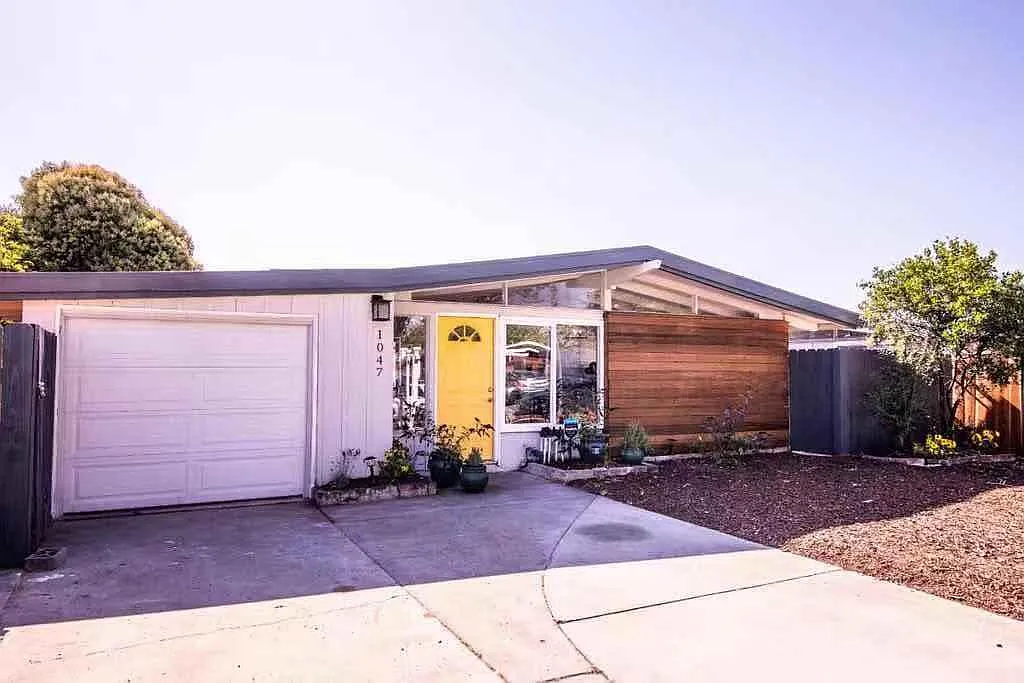 1047 Blazingwood Dr — Photo 1