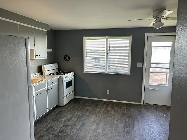 1810 Queenswood Dr #J — Photo 4