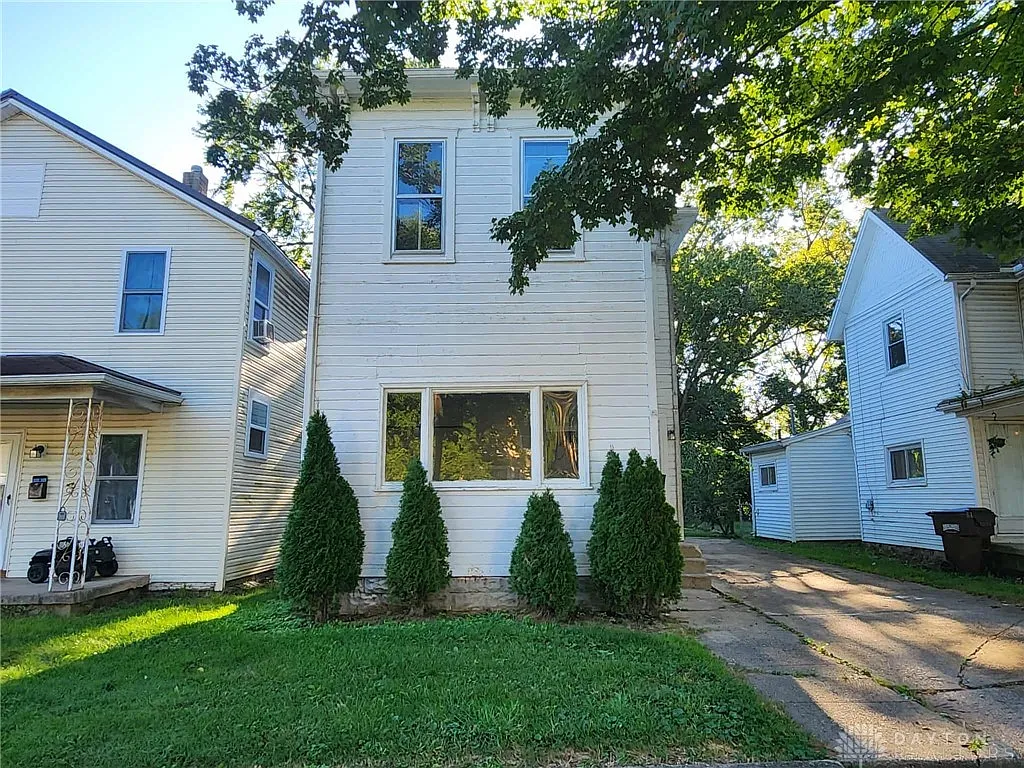 360 Buxton Ave photo 1
