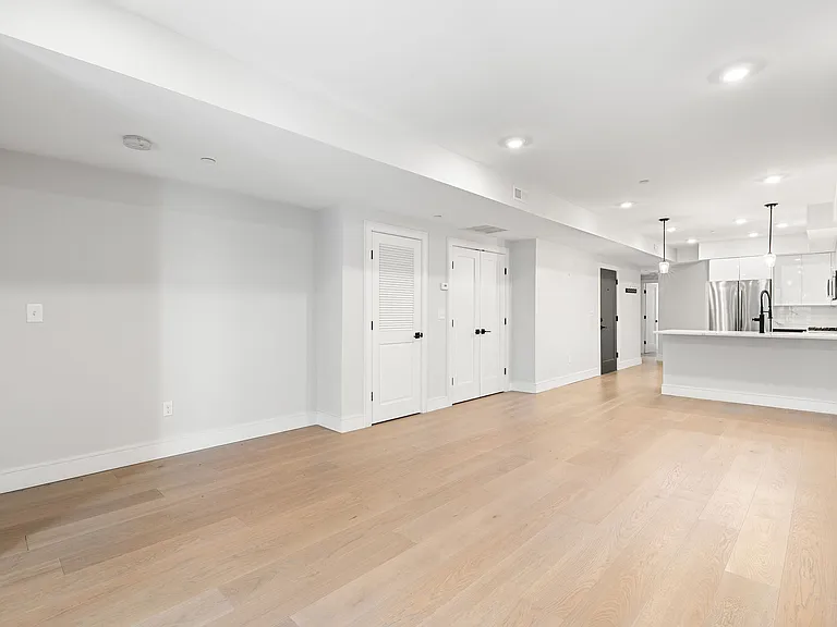 321 W Broadway #1 — Photo 8