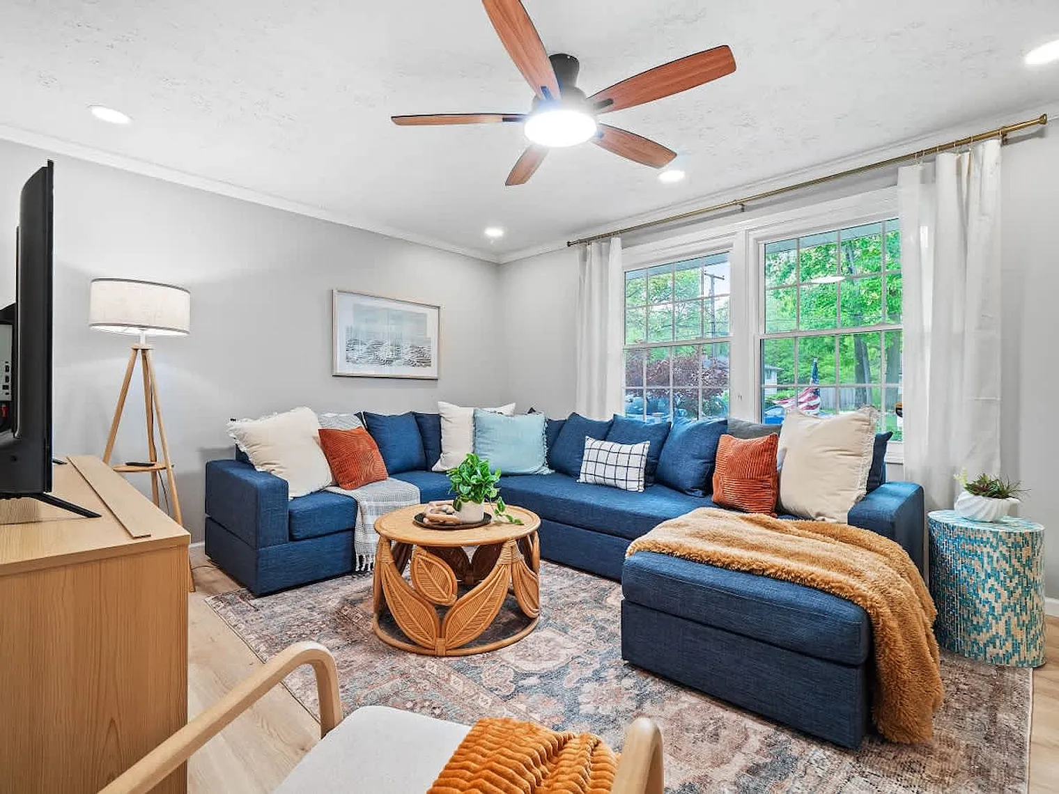 4 bed, 1.0 bath, 1679 sqft, $9,147 — Photo 1