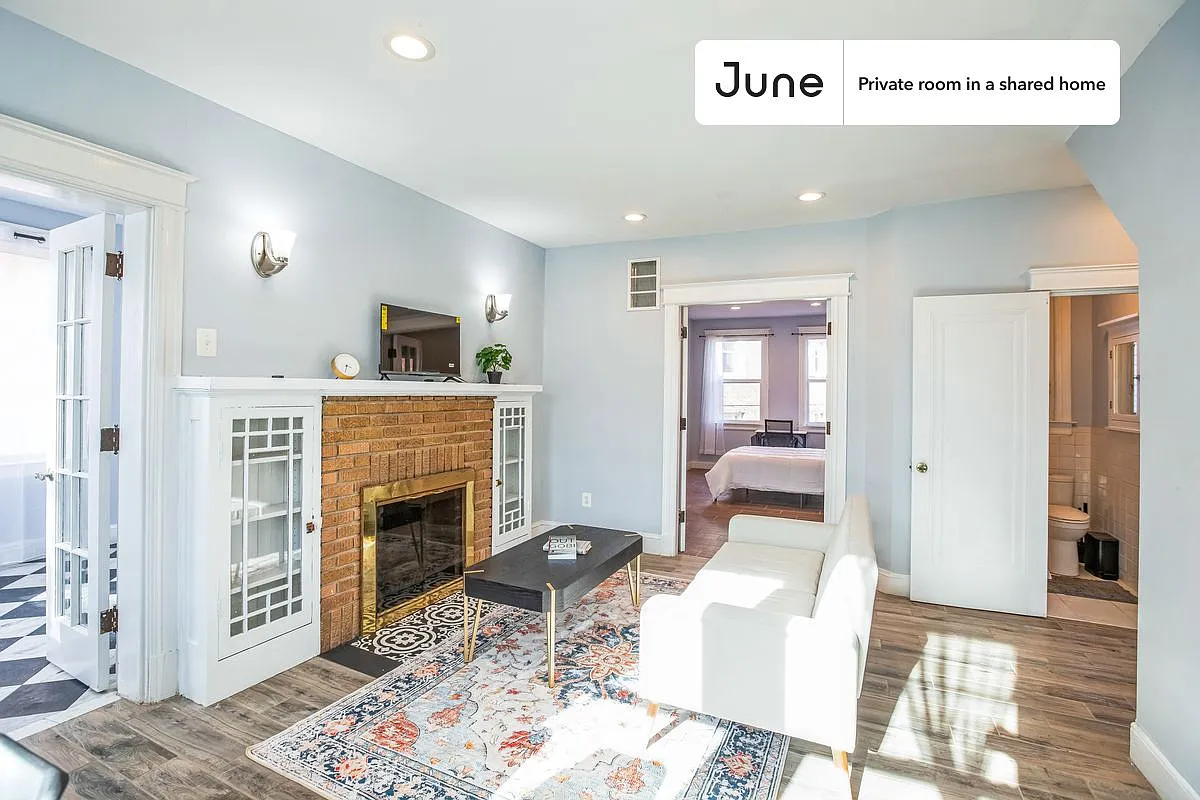 Queen bedroom in 7 bed/6 bath home in Dupont Park #1811 A — Photo 3