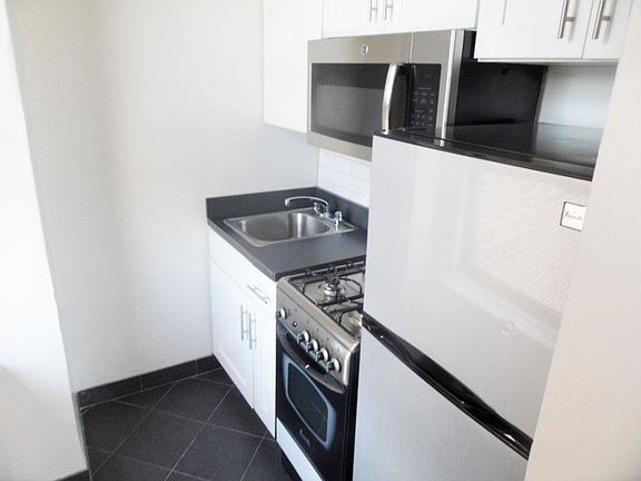 3rd image of 215 W 83rd St APT 12A