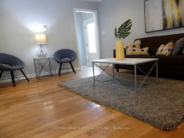 304 Edgehill Dr N — Photo 3