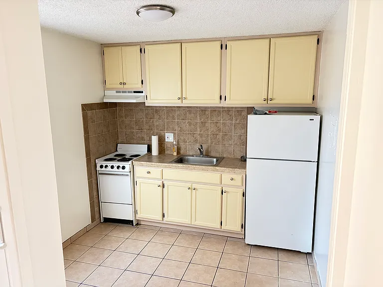 1552 N Mariposa Ave #1 — Photo 3