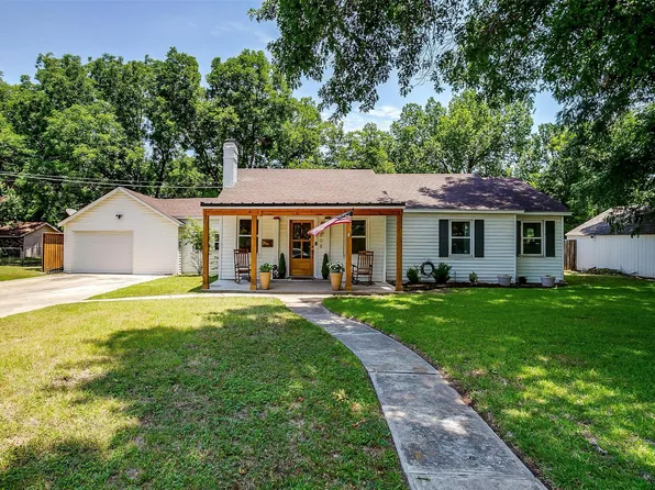 608 Frontier St, River Oaks, TX 76114