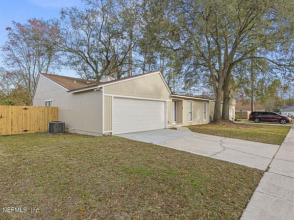 4th image of 8167 CORALBERRY Lane W