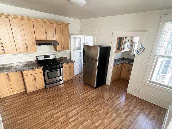 2nd image of 1558B Howard St