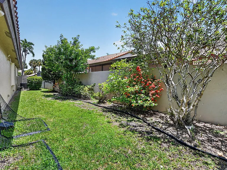 7690 Solimar Cir — Photo 31