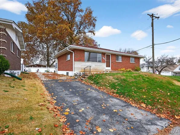 6902 Howdershell Rd, Hazelwood, MO 63042