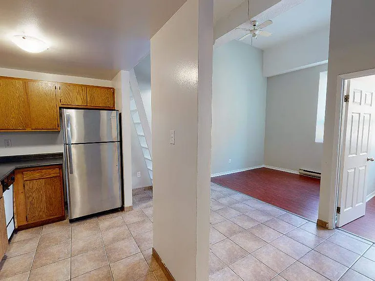 430 Adelaide St N — Photo 4