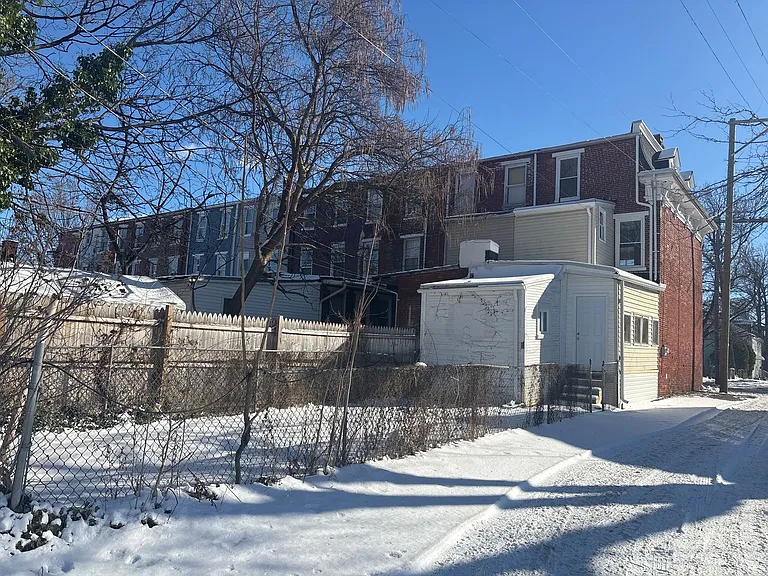 131 E Maple St — Photo 2