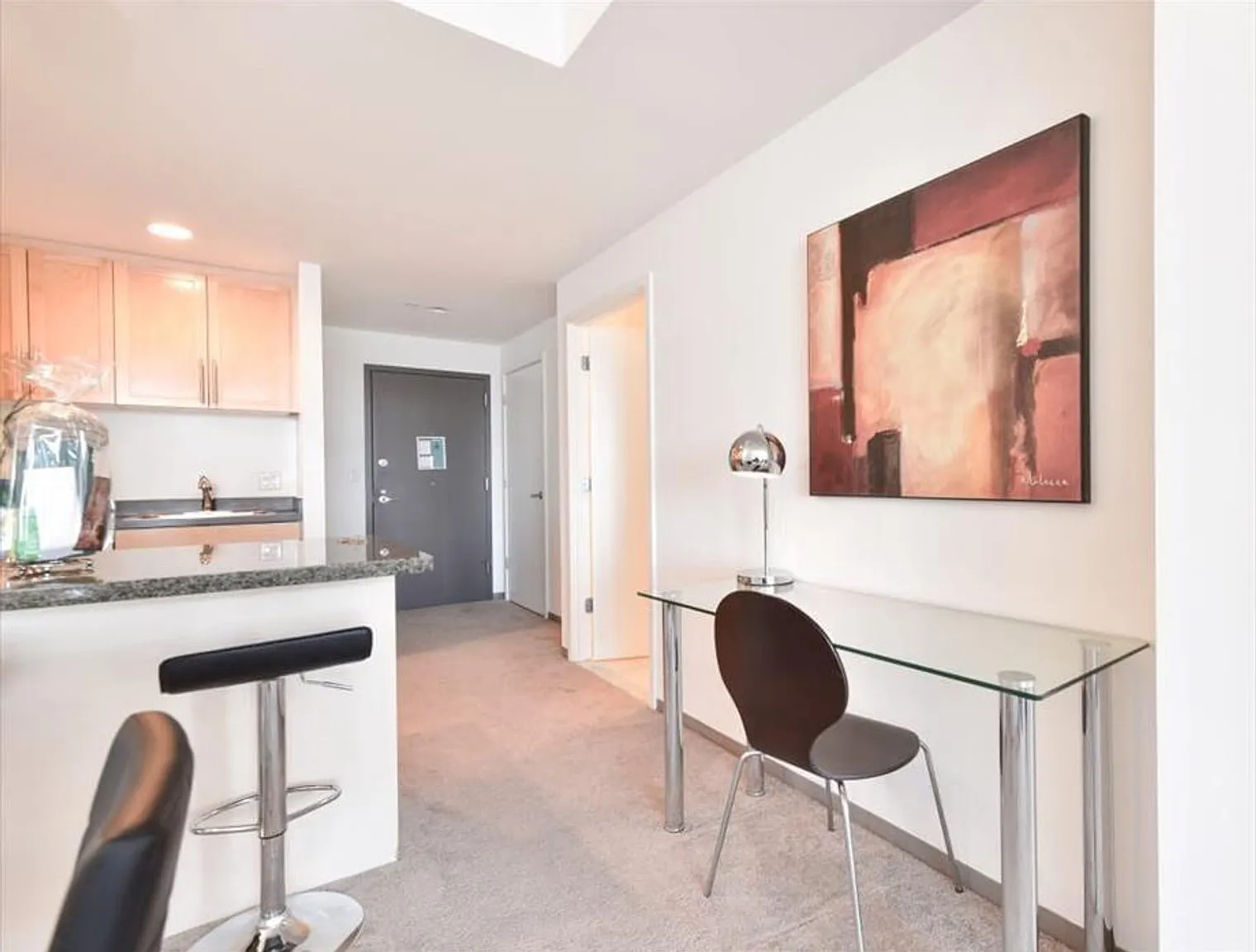 1 bed, 1.0 bath, 699 sqft, $9,110 — Photo 3