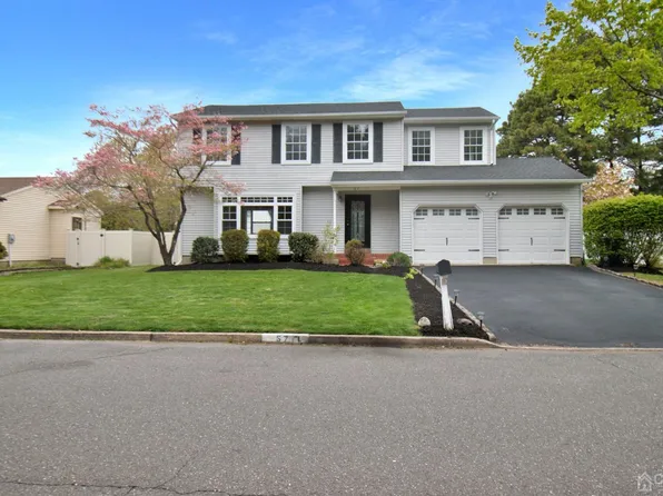 57 Roslyn Dr, Tinton Falls, NJ 07753