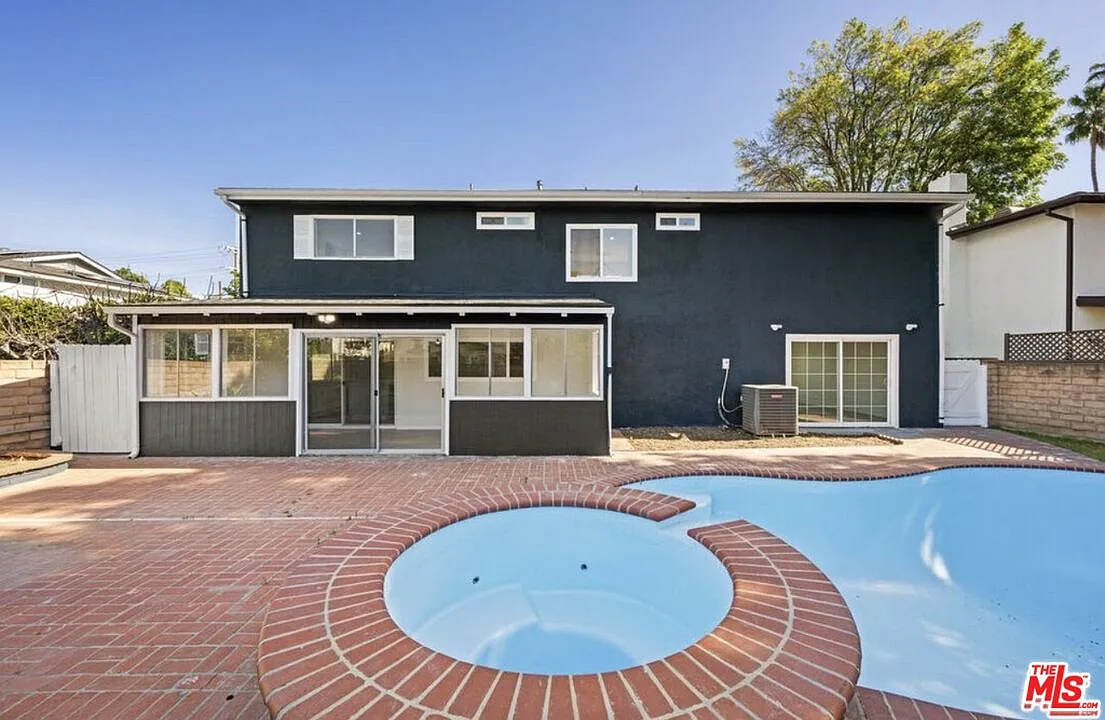 3 bed, 3.0 bath, 2220 sqft, $5,995 — Photo 2