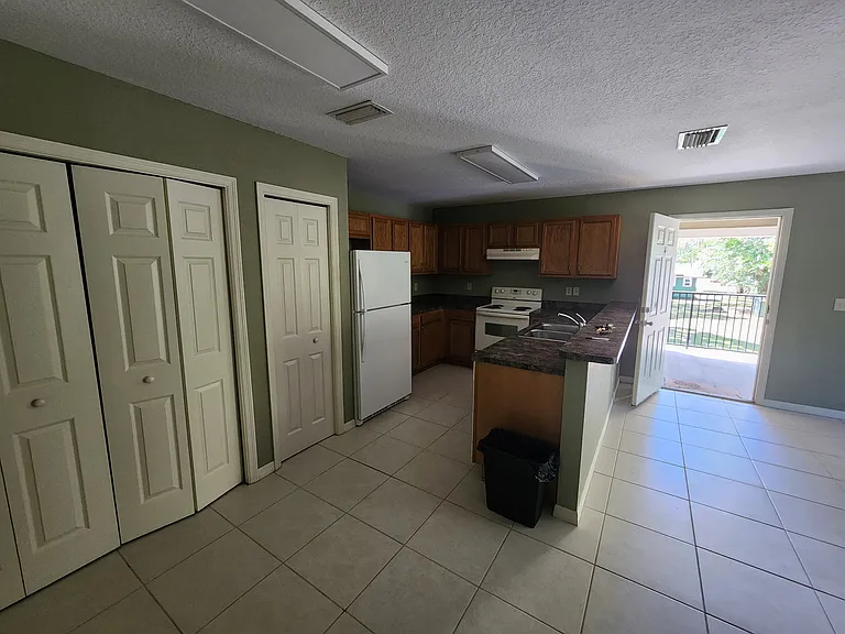 2208 NE 3rd St — Photo 7