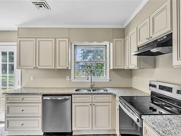 4th image of 821 Daleview Pl