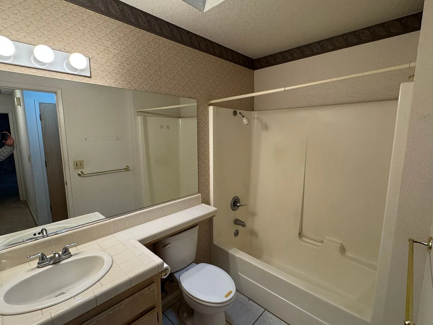 3 bedroom 2 bath house in established neighborhood — Photo 3