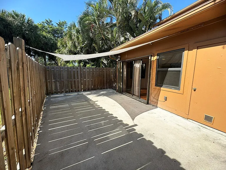 321 Sandtree Dr — Photo 30