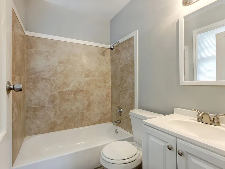 1814 E 39th St — Photo 16