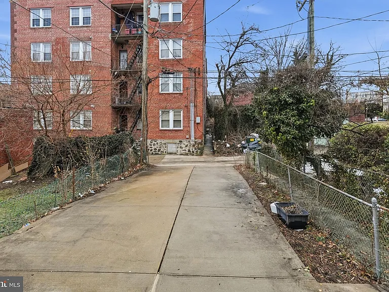 2302 Mount Royal Ter — Photo 36