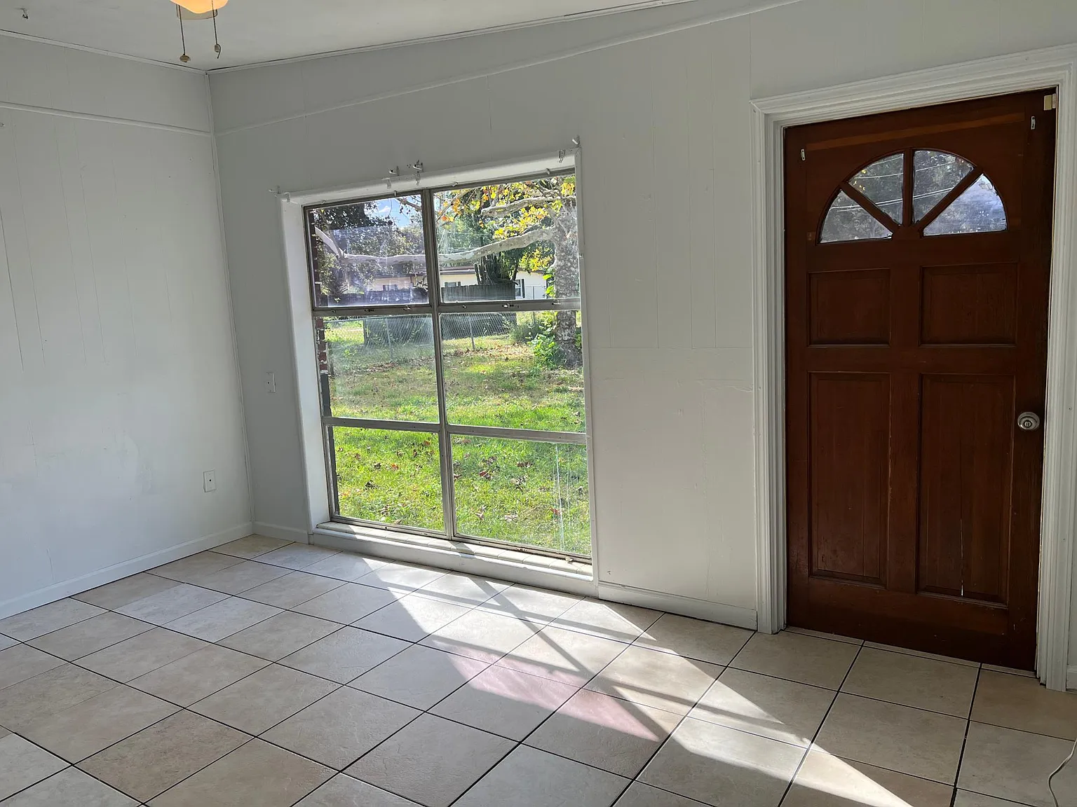 827 Edgewater Cir — Photo 2