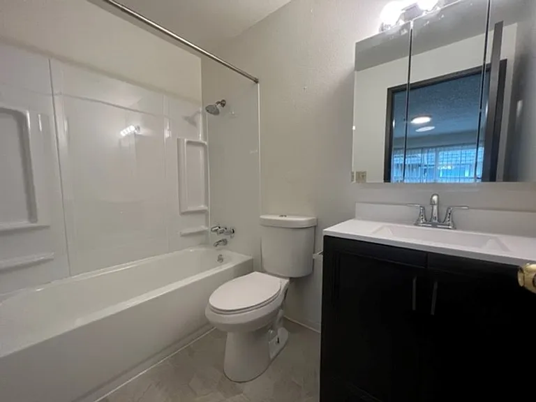 Woodshire Apartments — Photo 16