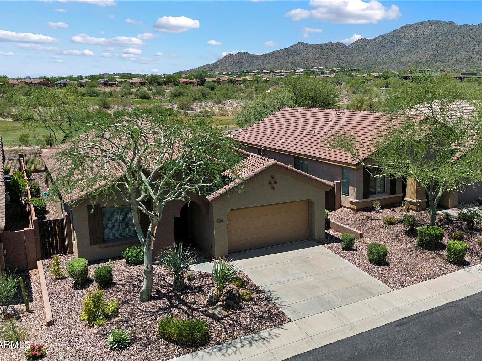 3 bed, 2.0 bath, 2082 sqft, $3,000 — Photo 2
