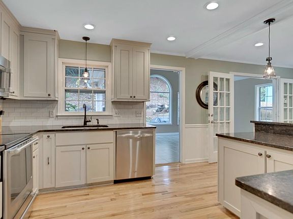 3rd image of 329 Chapman Dr