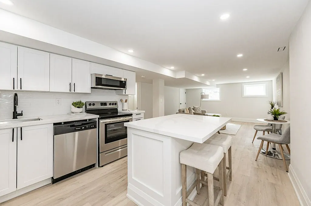 Updated 2 Bedroom In Welland — Photo 3