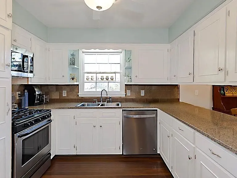 2969 Roswell Ln — Photo 9