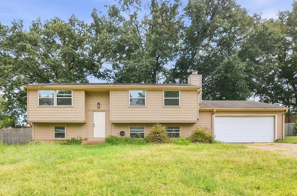 4 bed, 2.0 bath, 1986 sqft, $1,760 — Photo 1