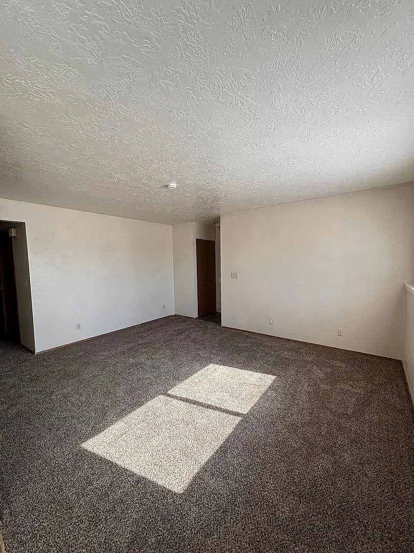 566 Chastain — Photo 3