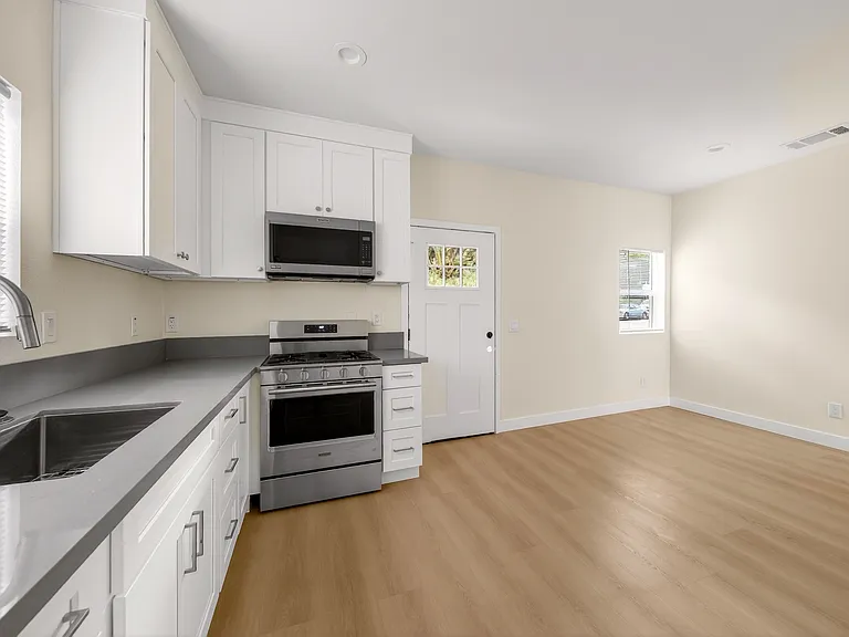 3200 Weldon Ave — Photo 5