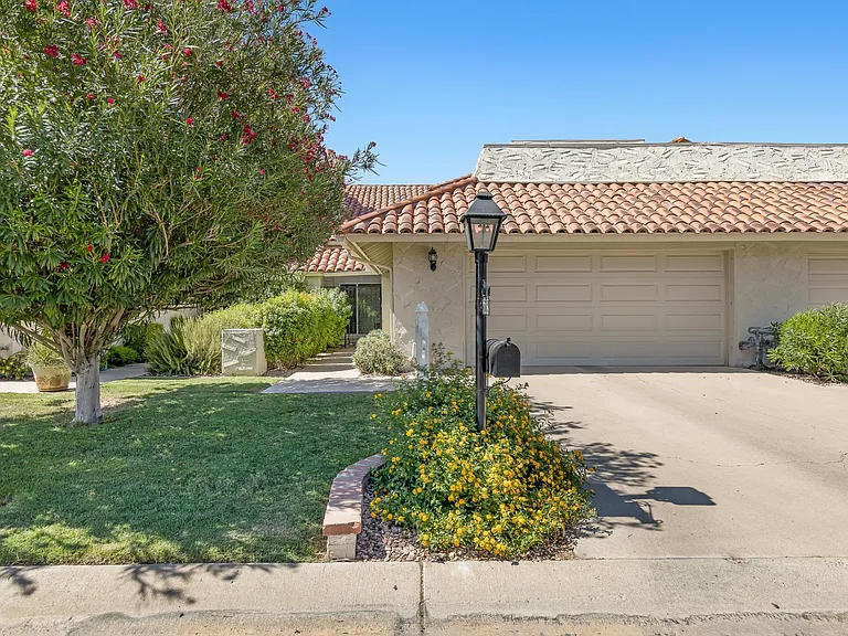 7118 E Buena Terra Way — Photo 2