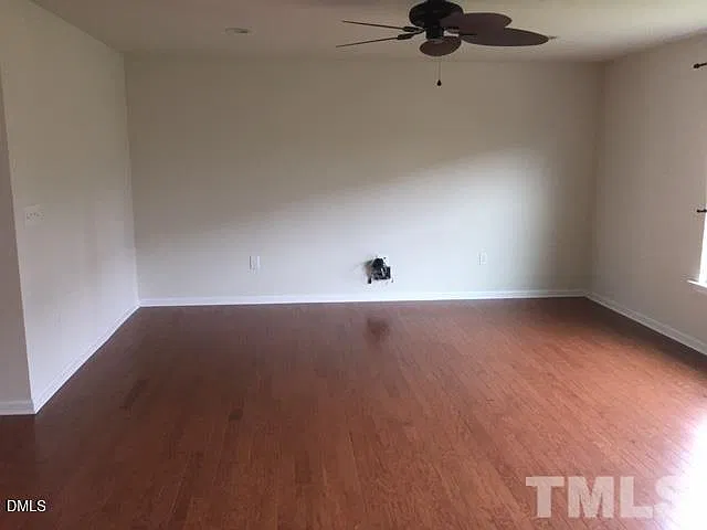 3 bed, 2.5 bath, 2309 sqft, $1,995 — Photo 3