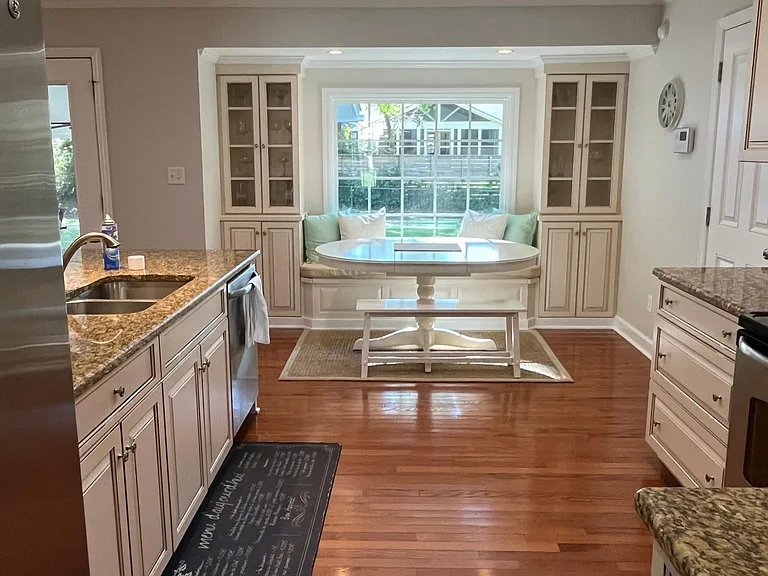 989 Cottingham Dr — Photo 3
