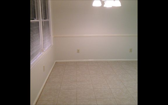 Nice dining area, new tile floors