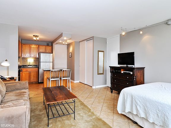 5th image of 1344 N Dearborn Pkwy #16B