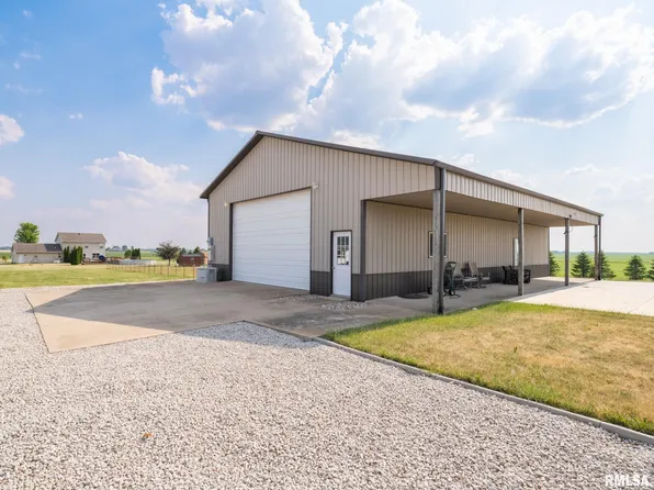 313 E Iowa St, El Paso, IL 61738