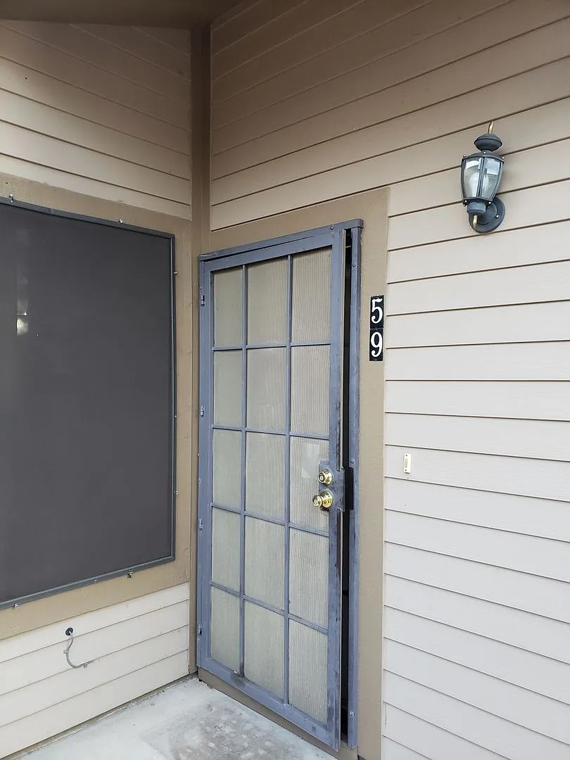 Northwoods Condo - 2 bed / 1 bath with assigned parking — Photo 1