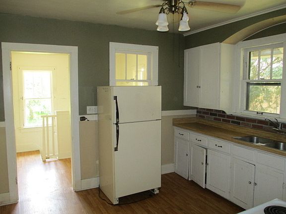 4th image of 1118 N Clay St