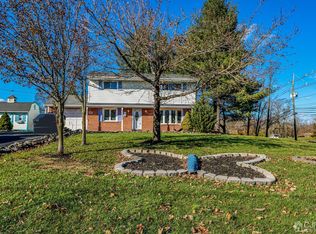 1 Hastings Rd, Kendall Park, NJ 08824