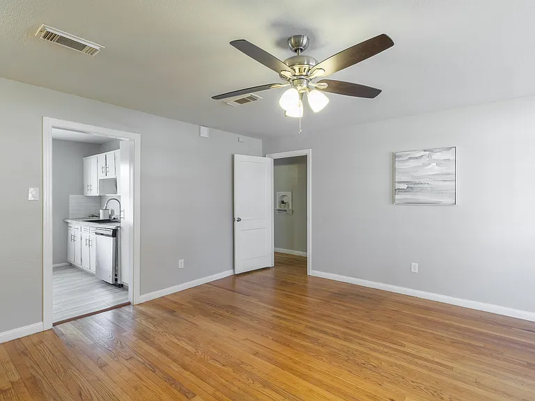 313 Evans St — Photo 3