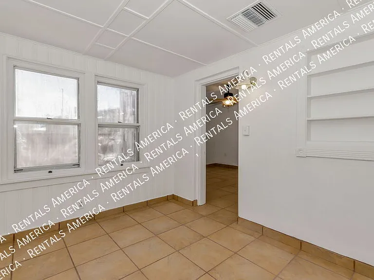 1119 E Silver St — Photo 20