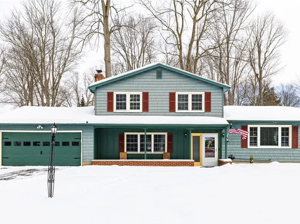 40 Crystal Springs Ln, Fairport, NY 14450