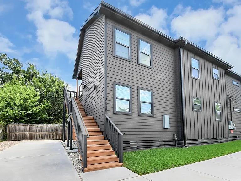 801 E 32nd 1/2 St #B — Photo 2