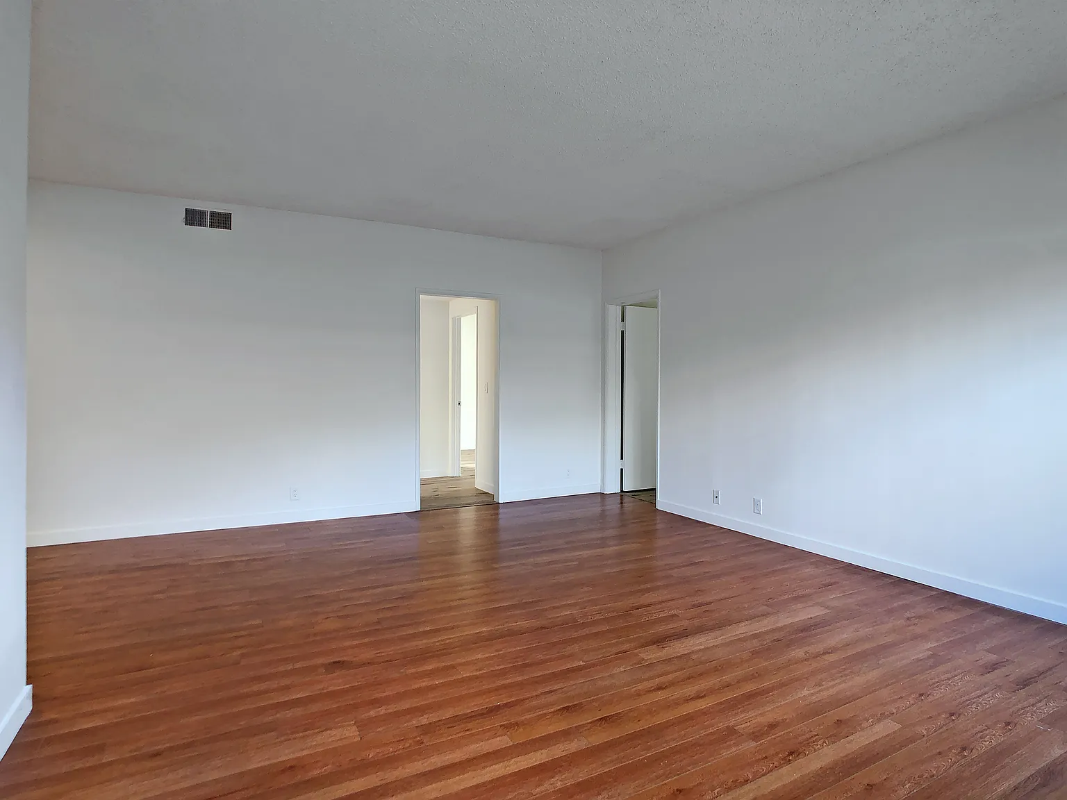 3 bed, 975 sqft, $4,295 — Photo 2
