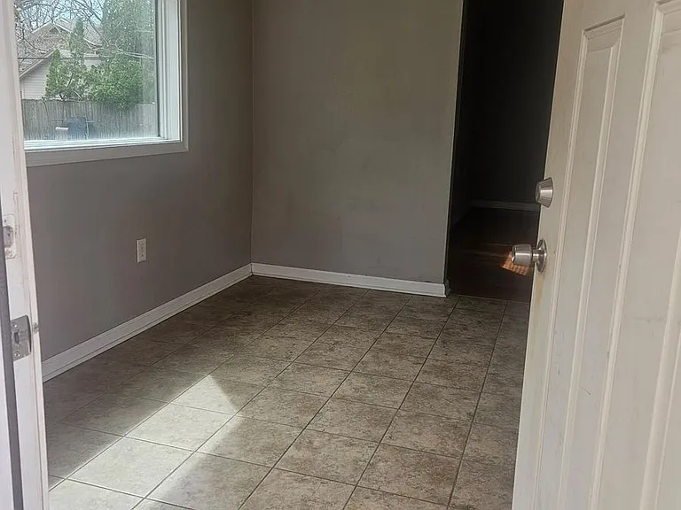 133 S Chicago Ave — Photo 8